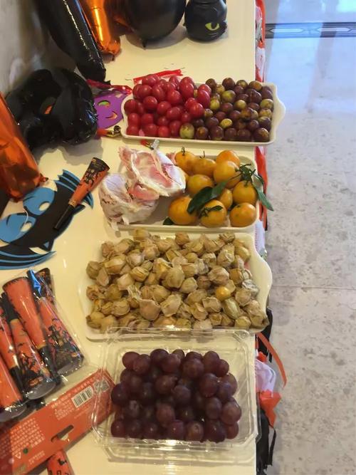 丰富的干鲜果品,迎接着小朋友品尝