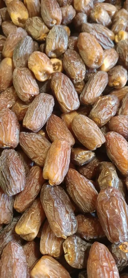 特别是在乌鲁木齐的华凌干鲜果品市场,找到了一家超级棒的干果店